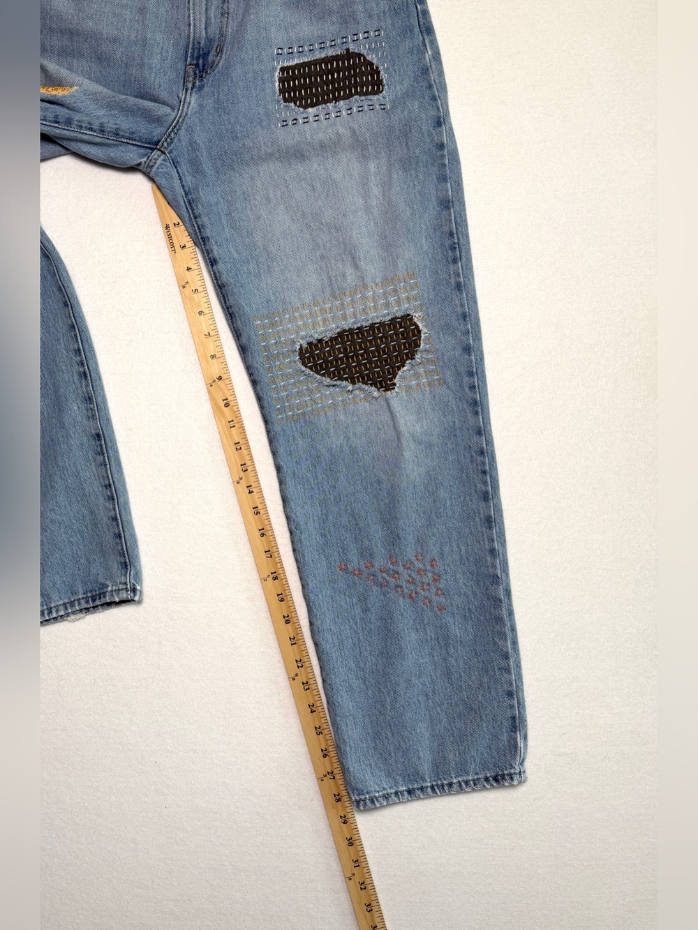 Levi's Women's '94 Baggy Jeans Visible Mended Sashiko Denim Light Wash 31x29 - Picture 12 of 15